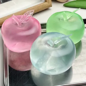 Vue macro de trois jouets spongieux en forme de pomme colorés pour soulager le stress