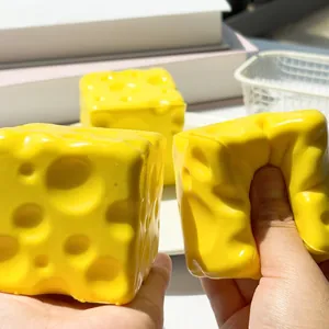 Vue détaillée d'un jouet spongieux en forme de fromage jaune pressé à la main pour se détendre