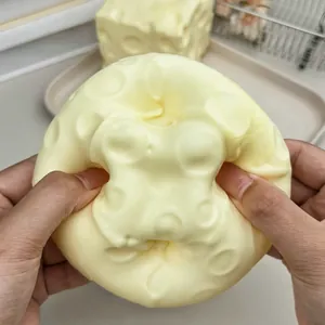 Gros plan d'un jouet squishy en forme de fromage à la crème pressé pour décompresser
