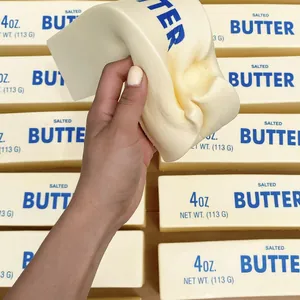 Dettaglio di un grande squishy a forma di panetto di burro a rimbalzo lento antistress