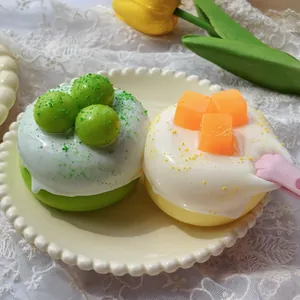 Κοντινό πλάνο από παιχνίδια squishy σουφλέ με ρεαλιστική υφή slime σε δαντελωτό πιάτο