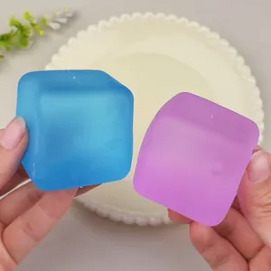 Detailopname van blauwe en paarse sneeuwijsblokjes squishy speelgoed voor stress.