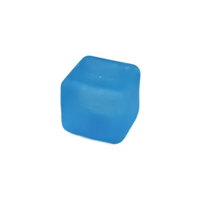 Blauwe doorschijnende squishy in de vorm van een ijsblokje voor effectieve ontspanning en rust