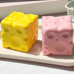 Lot de deux jouets squishy créatifs en forme de fromage en jaune vif et rose tendre