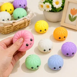 Primer plano de una mano apretando un juguete fidget squishy de dumpling rosa colorido