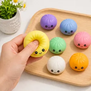 Primer plano de una mano apretando un colorido juguete squishy con forma de empanadilla antiestrés