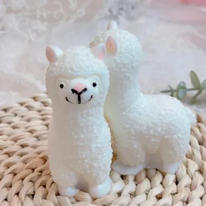 Dos lindos juguetes blandos de alpaca blanca para aliviar el estrés y el juego sensorial