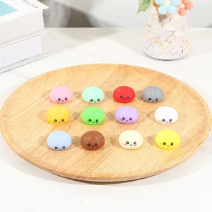 Colección de divertidos juguetes squishy de colores con forma de raviolis en bandeja