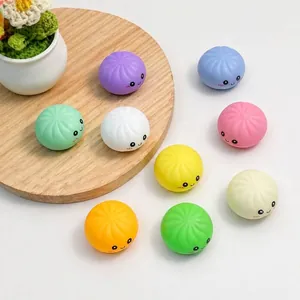Colección de juguetes antiestrés con forma de dumpling de colores y caras sonrientes