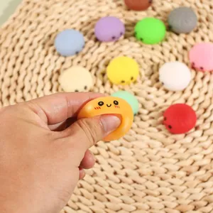 Primer plano de un juguete blando de dumpling de colores apretado para el estrés