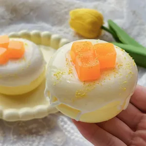 Ρεαλιστικό παιχνίδι squishy σουφλέ μάνγκο με κρέμα και επικάλυψη φρούτων σε λεπτομέρεια