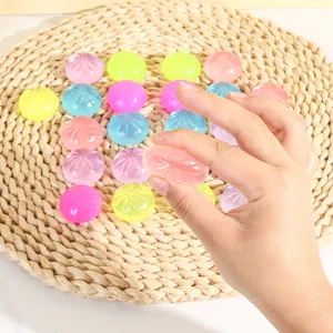 Jouets antistress colorés en forme de raviolis transparents sur tapis de paille