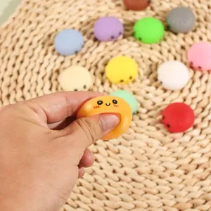 Primer plano de una mano apretando un juguete antiestrés blando con forma de panecillo