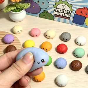 Calendario dell'avvento 24 giorni con squishy dumpling giocattoli per antistress