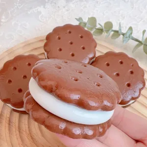 Realistisches Schokoladen-Sandwich-Keks-Squishy-Spielzeug zum Stressabbau und sensorischen Spielen.