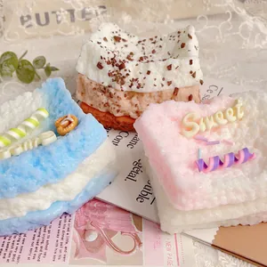 Makroansicht bunter Squishy-Spielzeuge im Dessert-Stil mit Creme-Textur.