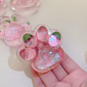 Giocattolo squishy zampa di gatto rosa traslucido con design fragola e glitter rosa