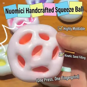 Gros plan d'une balle anti-stress souple blanche montrant sa texture malléable et douce