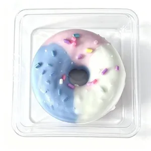 Nahaufnahme eines bunten Donut-Squishy-Spielzeugs in einem klaren Behälter