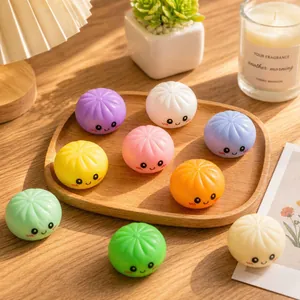 Colección de coloridos squishies de dumpling con caras lindas en una bandeja de madera