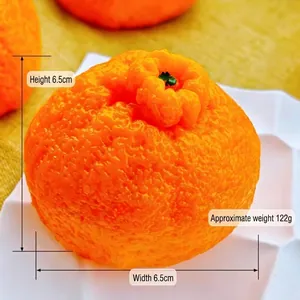 Detalle de juguete antiestrés de naranja simulada con textura y dimensiones.