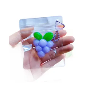 Mini juguete antiestrés con forma de uva hecho de goma suave TPR con llavero