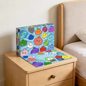 Detail van de Mystery Dumpling adventskalenderbox die op een houten nachtkastje staat.