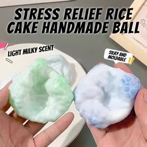 Gros plan montrant la texture souple et malléable de ces balles anti-stress faites à la main.