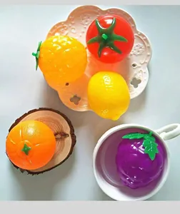Vista detallada de juguetes antiestrés con formas de frutas de colores para apretar y relajarse