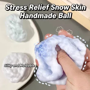 Gros plan d'une main pressant une balle anti-stress souple et malléable.