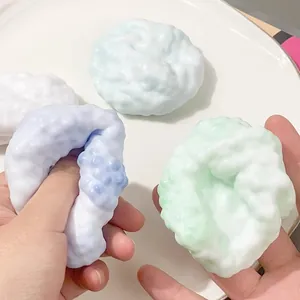 Gros plan d'un jouet anti-stress en forme de nuage pressé pour se détendre.