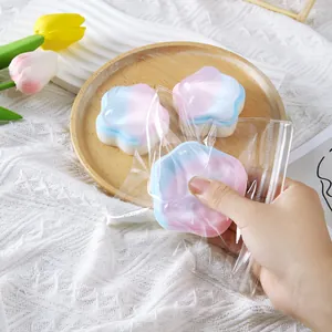 Κοντινό πλάνο ενός πολύχρωμου παιχνιδιού squishy σε σχήμα αστεριού για ανακούφιση άγχους