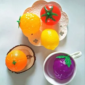 Vista detallada de coloridas bolas antiestrés con forma de fruta en un plato decorado