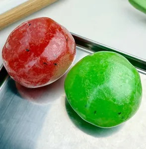 Détail des jouets antistress squishy pastèque rouge et vert sur un plateau métallique