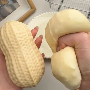 Κοντινό πλάνο ρεαλιστικού παιχνιδιού στρες σε σχήμα φυστικιού που πιέζεται
