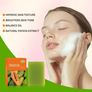Dettaglio di una modella che usa sapone alla curcuma con ricca schiuma detergente