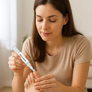 Close-up van de schimmelinfectiepen voor teennagels die op een teen wordt aangebracht