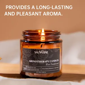 Détail d'une bougie d'aromathérapie Rose et Bois de Santal dans un pot ambré