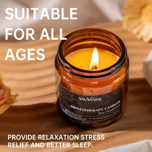 Gros plan détaillé d'une bougie d'aromathérapie à la rose et au bois de santal allumée