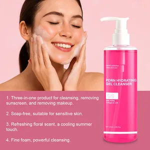 Vue détaillée du nettoyant gel hydratant PDRN avec une texture de mousse sur la peau
