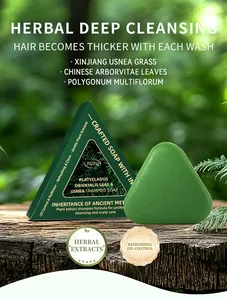 Detailansicht der natürlichen Kräutershampoo-Seife für tiefe Reinigung der Haare.