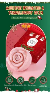 Vista dettagliata del sapone rosa a forma di rosa ai fiori di ciliegio con confezione natalizia