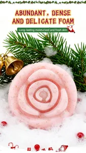 Dettaglio di sapone natalizio rosa a forma di rosa con schiuma ricca e rinfrescante