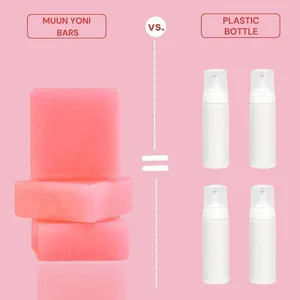 Infografik-Vergleich zwischen drei pinkfarbenen Yoni-Seifen und vier Plastikflaschen.
