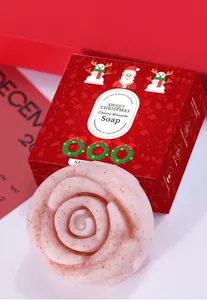 Dettaglio sapone di Natale rosa a forma di fiore profumo ciliegio con confezione regalo