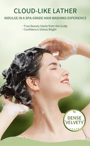 Detailansicht des wolkenartigen Schaums von Kräutershampoo auf Haar