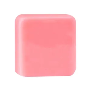 Detailansicht einer glatten rosa rechteckigen handgemachten Yoni-Seife mit Pfirsichduft.