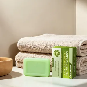 Detailopname van tolnaftaat theeboomolie zeep voor acne en verlichting van voetschimmel