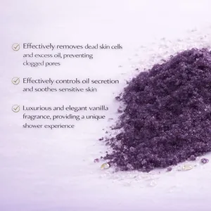 Détail macro de la texture du gommage corporel au sel de mer violet au parfum de vanille