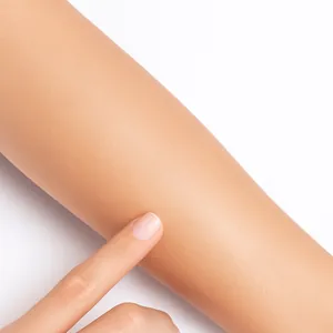 Gros plan de l'huile de Cyperus Rotundus appliquée sur la peau pour l'hydratation.